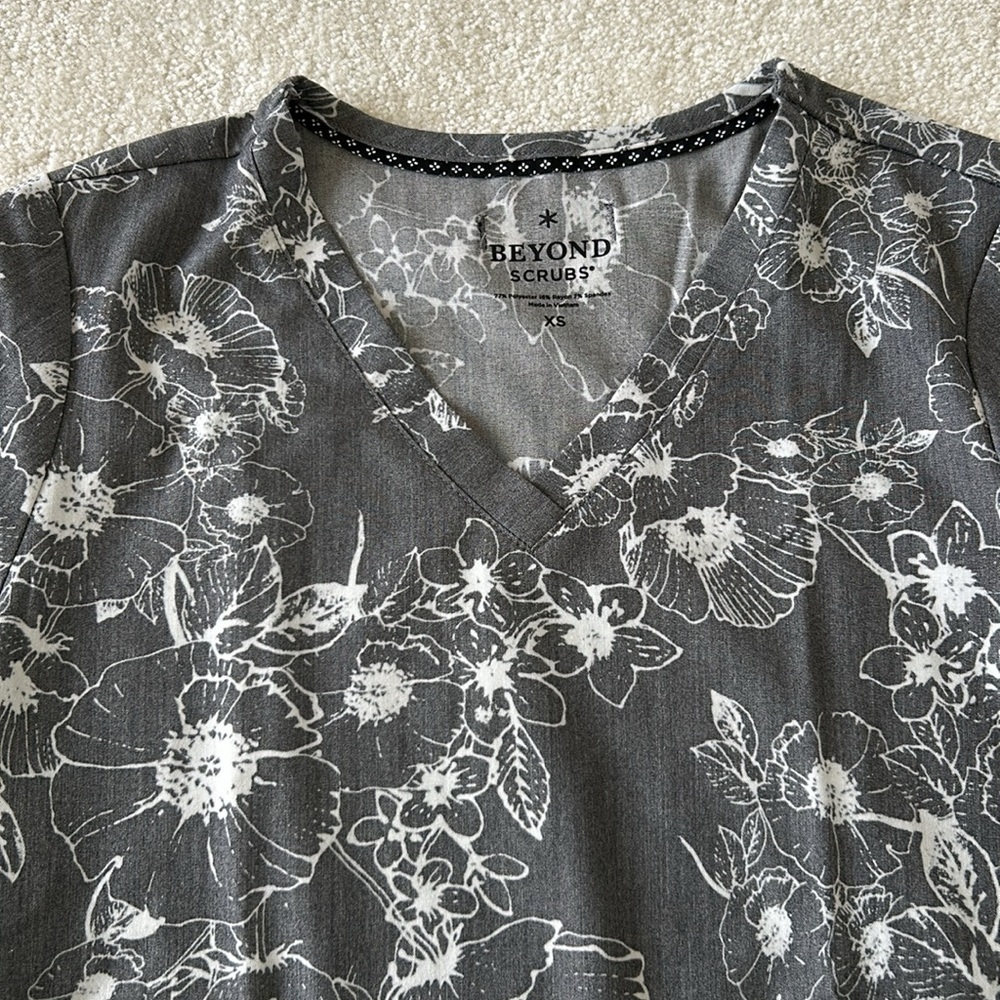 Scrub Top - Picture 3 of 4